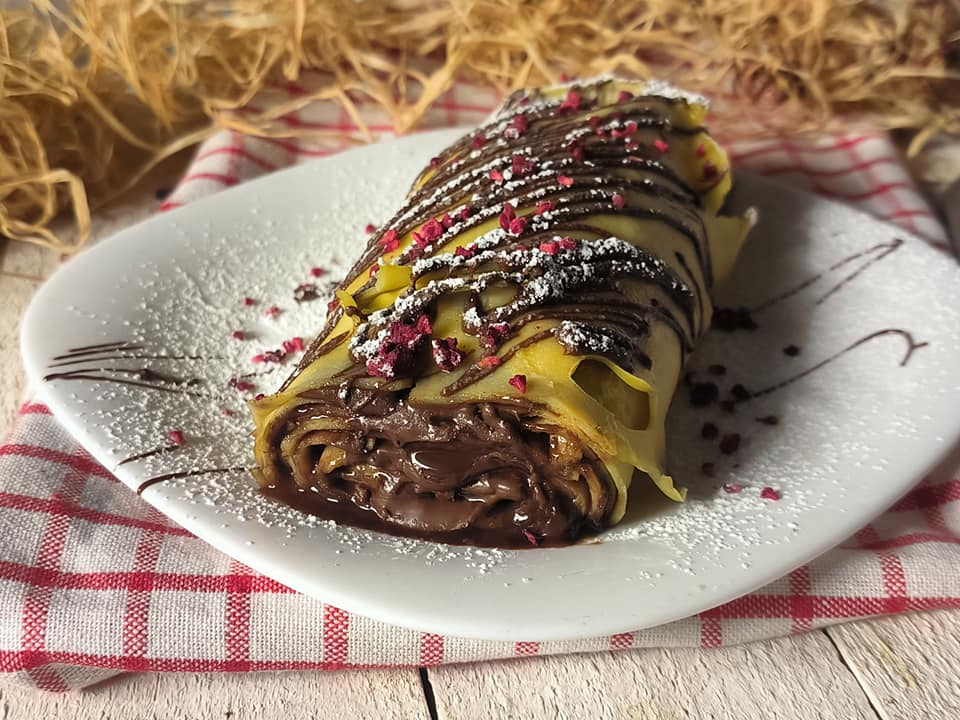 Rotolo di crepes con crema alle nocciole