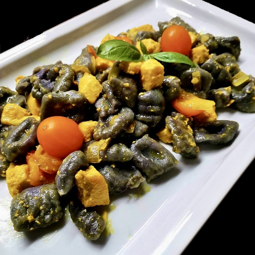 Gnocchi di patate viola con dadolata di smeriglio alla curcuma e datterini