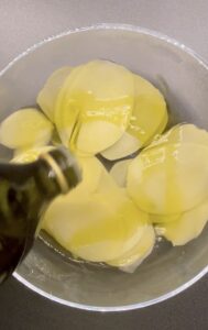 Patate condite con olio e sale